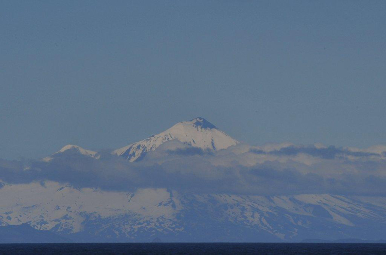 Die Alaska-Halbinsel mit dem schneebedeckten Vulkan Pavlov – Foto © Ullrich Wannhoff