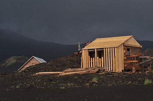 Holzhütten am Tobaltschik vor dem Ausbruch