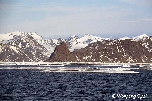 Treibeis vor der Küste in Nordwest-Spitzbergen 