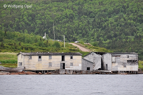 Neuzeitliche Fischfabrik in Red Bay, im Verfall begriffen