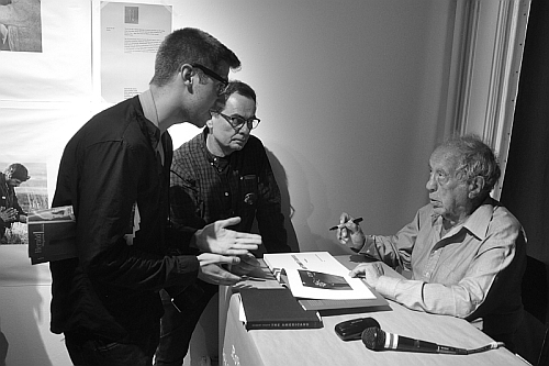 Robert Frank beim Signieren, Bildmitte: der Verleger Gerhard Steidl