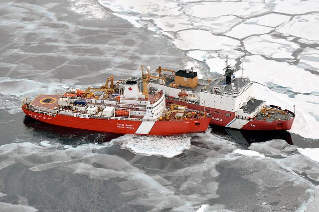 Schiffe im arktischen Eis - Foto: Dr. Pablo Clemente Colon