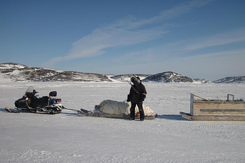 Subsistenzjagd: ein erfolgreicher junger Inuit-Jäger – Foto: © Levi Noah Nochasak