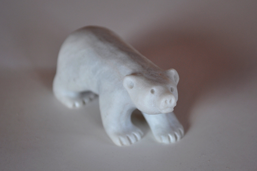 Inuit-Kunst: Kleine Eisbären-Skulptur