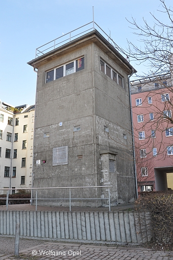 Überrest der Mauer mit Wachturm in Berlin