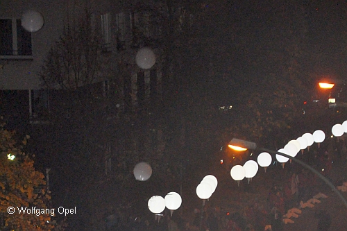 "Lichtgrenze" in der Alten Jakobstraße:  Ballons steigen nach oben - die Grenze löst sich auf 