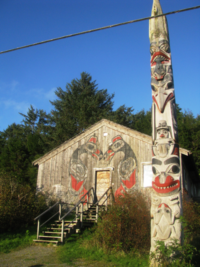 Kunstgalerie und Totempfahl im Haida-Dorf Old Massett – Foto: © Geneviève Susemihl