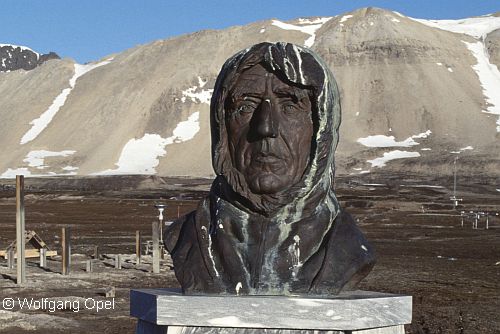 Denkmal für Roald Amundsen in Ny-Ålesund, Spitzbergen