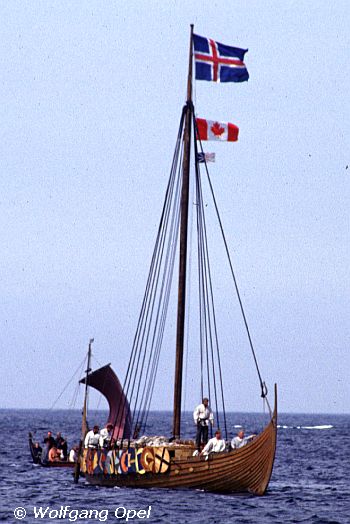 Íslendingur in L'Anse aux Meadows im Jahr 2000 
