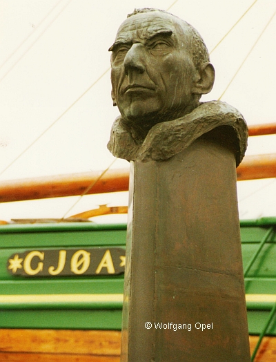 Denkmal für Amundsen vor der "Gjoa"