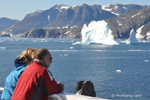 Touristen erfreuen sich an einem Eisberg