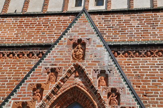Terrakottafiguren über dem Portal der Tartu Jaani kirik